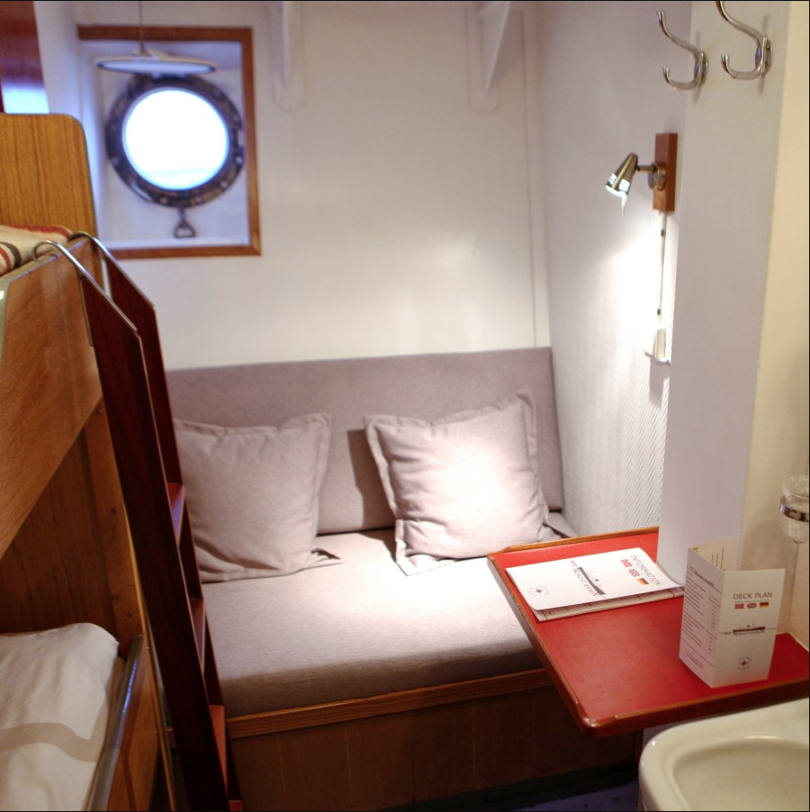Hurtigruten MS Nordstjernen POlar inside middle deck 2 travellers.png